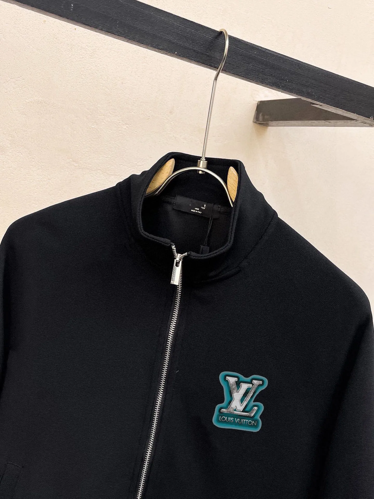 🅿️420 direct batch [LV Louis Vuitton] (Fat Man Gospel) popular suit is coming. Focus on the original version of the official website. 2025 new popular cardigan and sweatshirt suit. The original order is the best. 🇭🇰The meticulous work of top designers. Just for a fitting and perfect upper body effect. 100% natural high-quality Roman cotton, close-fitting comfort, noble and elegant! Original hardware embodies elegance and nobility! Counter size: M-5XL (maximum wear up to 220 pounds)